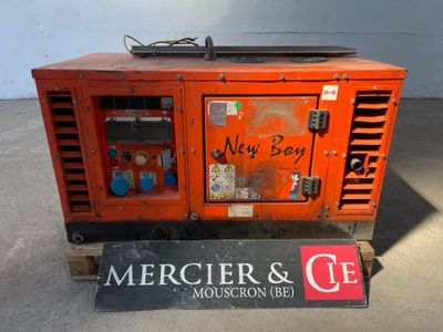 un gros plan d'un générateur orange posé sur une palette à côté d'un panneau