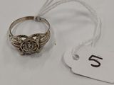 un gros plan d'une bague avec une étiquette de prix posée sur une table