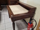 une table sur laquelle se trouve un extincteur