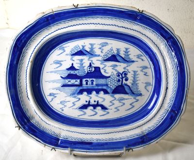 une image représentant une assiette bleue et blanche sur laquelle figure un château
