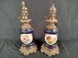 deux vases bleus décorés de fleurs, posés sur une table