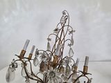 un lustre auquel sont suspendus de nombreux cristaux