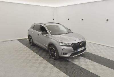 Une Honda CR-V de 2020 dans une pièce blanche au sol à carreaux