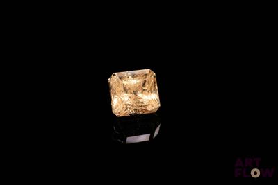 gros plan d'un diamant jaune sur une surface noire