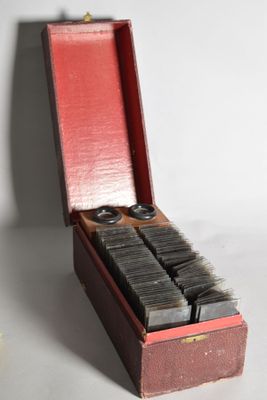 une boîte rouge contenant un tas de cartes noires