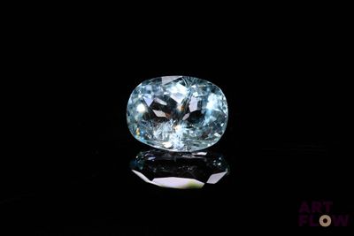 gros plan d'un diamant bleu sur une surface noire