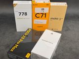 trois paquets de cigarettes posés les uns à côté des autres sur une table
