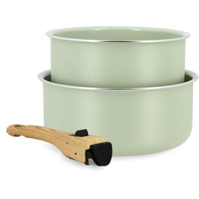 deux casseroles et une cuillère en bois sur fond blanc