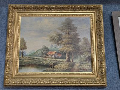 une photo d'un tableau accroché au mur, à côté d'une photo d'une maison