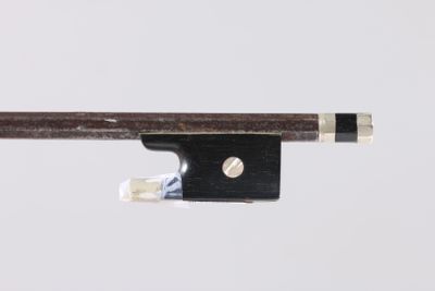 an image of a violin bow with a piece of wood sticking out of it ' s end