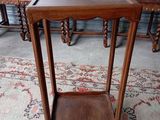 une petite table en bois surmontée d'une étagère