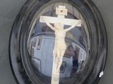 le reflet d'une personne sur une croix dans un miroir