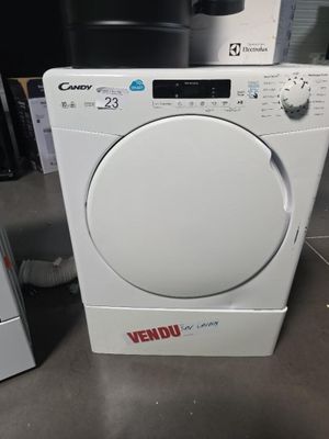 un sèche-linge blanc posé sur un plan de travail, à côté d'un autre sèche-linge