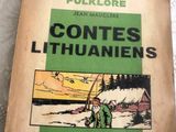 un vieux livre posé sur une table recouverte de papier
