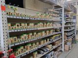 de nombreuses étagères dans le magasin qui contiennent différents articles