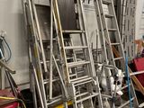 plusieurs échelles empilées dans une pièce