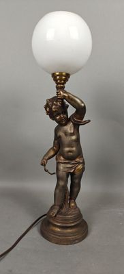 une image représentant une lampe surmontée d'une statue
