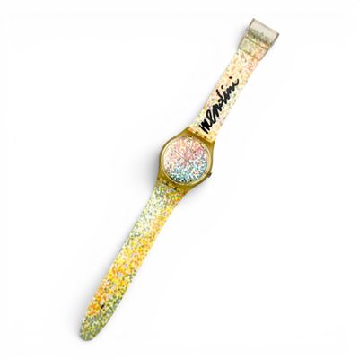 gros plan d'une montre sur une surface blanche