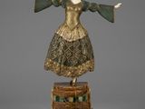 une image représentant une statue de femme en robe posée sur un socle