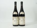 deux bouteilles de vin posées l'une à côté de l'autre sur une surface blanche