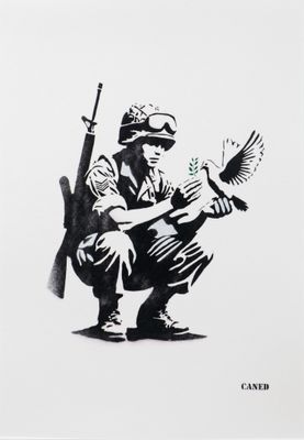 un dessin en noir et blanc représentant un soldat tenant un oiseau dans la main