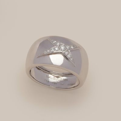 une image représentant une bague en argent sertie de diamants sur fond blanc