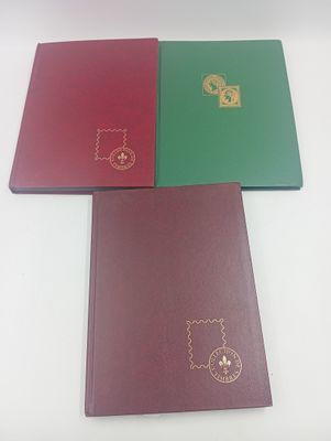 trois cahiers rouges et verts ornés de dorures