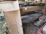 une étagère en bois sur laquelle sont posées plusieurs planches de bois