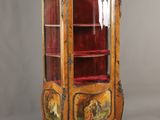 une image représentant une armoire en bois dont la porte est recouverte de velours rouge