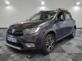 la dacia grise est garée sur un carrelage en damier