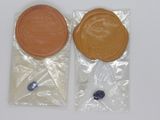 deux cachets de cire superposés dans un sachet