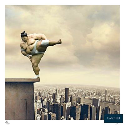 un homme qui se tient debout au sommet d'un immeuble