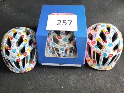 deux casques posés l'un à côté de l'autre