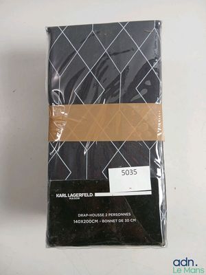 un gros plan sur un paquet de draps noirs posé sur une table