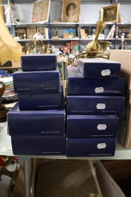 plusieurs boîtes sont empilées sur une table