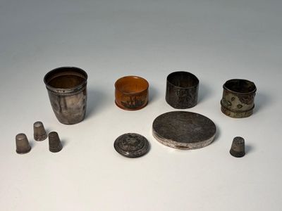 de nombreux objets métalliques de toutes sortes sur une surface blanche