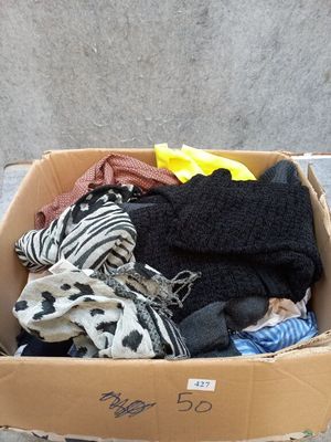 Environ 50 vêtements féminins différents dont , jupes, robes… - Photo 1