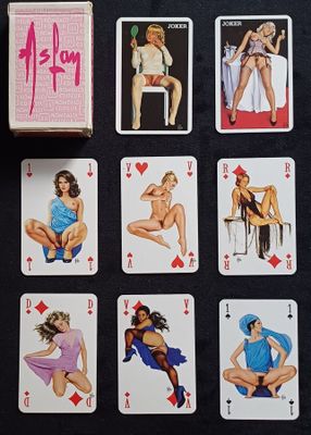 tout un tas de cartes à jouer posées sur une table