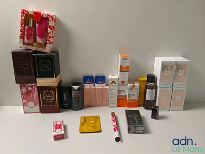 de nombreux types de produits cosmétiques posés sur une table blanche