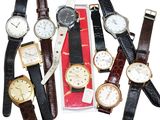 tout un tas de montres posées les unes à côté des autres sur la table