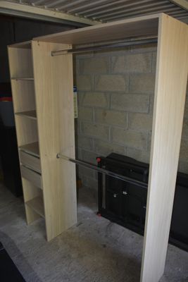 une photo d'une chambre avec un lit et une armoire