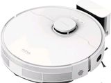 un robot blanc assis par terre