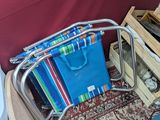 une chaise posée à côté d'une pile de livres posée par terre