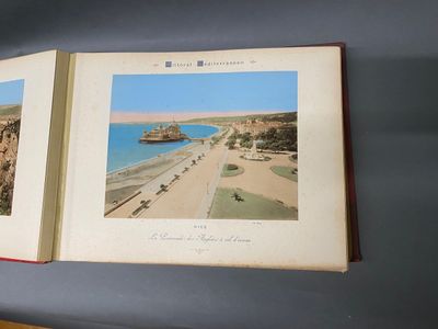 deux livres ouverts avec des images d'une plage et d'un bateau sur l'eau
