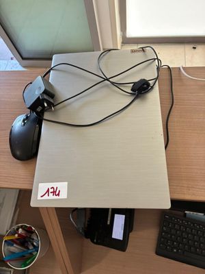 un bureau d'ordinateur sur lequel se trouvent une souris et un clavier