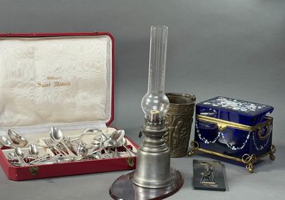 un plateau en argent et des couverts en argent dans un coffret rouge