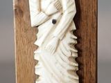 figurine en ivoire sculpté représentant une femme tenant un bébé dans ses bras