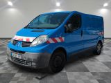 la photo d'une camionnette bleue garée dans un garage