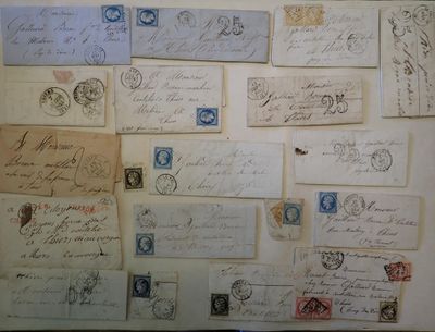 Il y a de nombreux types de timbres différents sur cette feuille de papier.