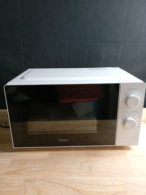 un micro-ondes posé sur une table en bois